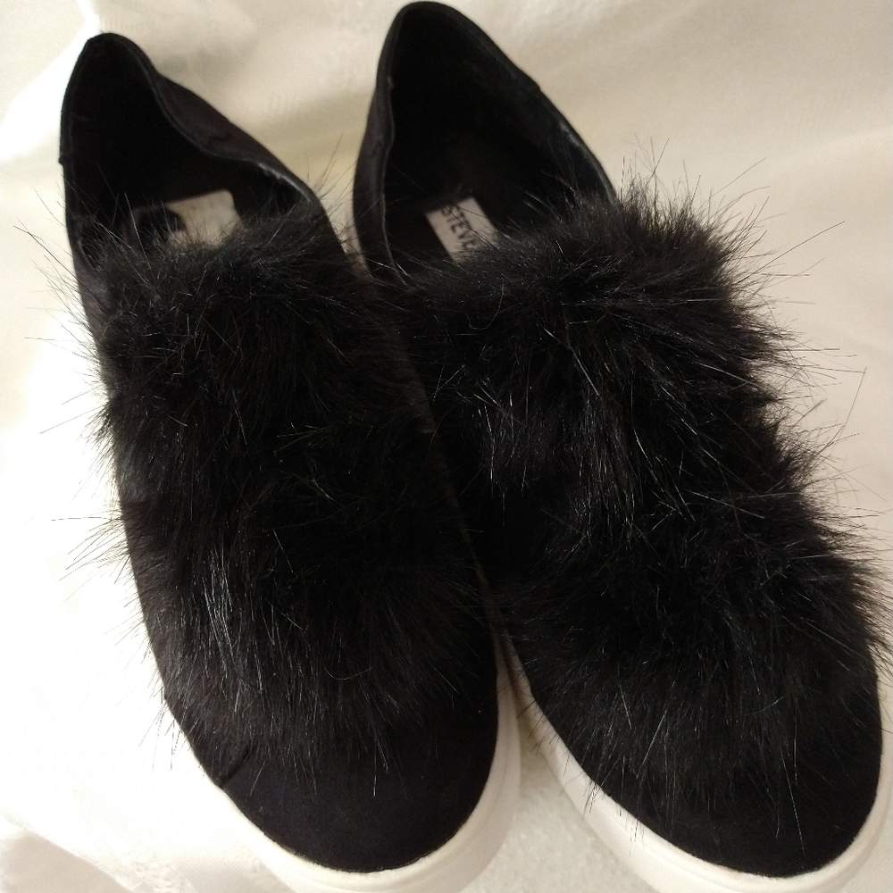 Steve Madden black suede shoes with pom poms Sz 6 🥿